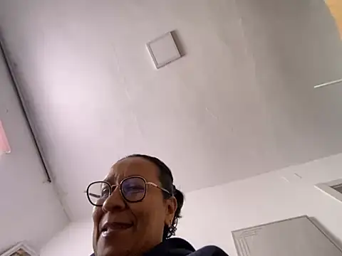 Snapshot of sweeviolet chatting on 09-24-25, 03:15 sweeviolet online show from 09-24-25, 03:15