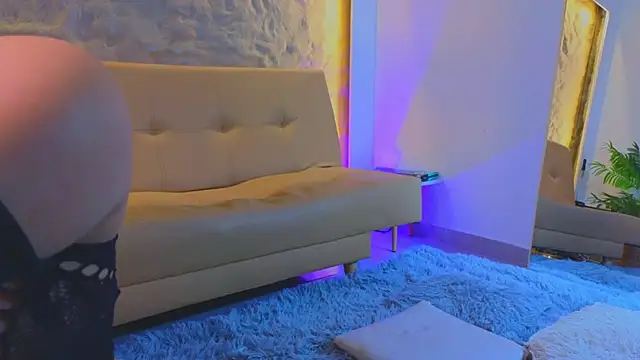 Snapshot of Isa__Blanc chatting on 10-20-25, 02:34 Isa Blanc online show from 10-20-25, 02:34