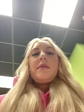 Snapshot of MerlinDave chatting on 09-22-25, 02:13 MerlinDave online show from 09-22-25, 02:13