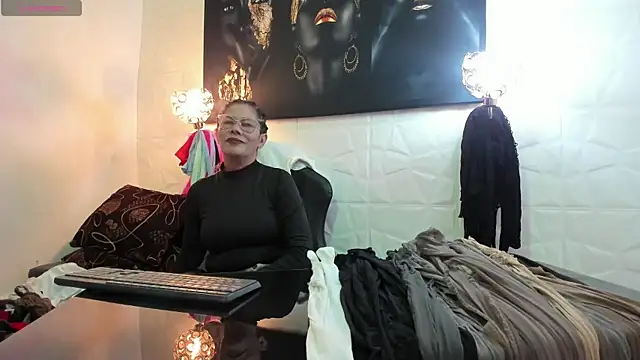 miss lucero1 online show from 10-21-25, 01:39