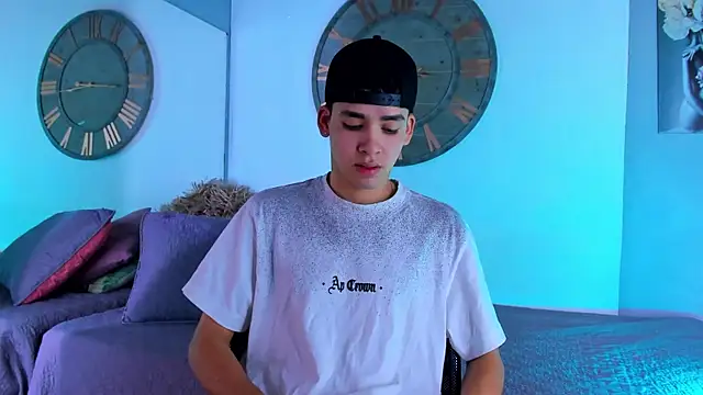 Mike 0233  online show from 12-19-24, 04:02