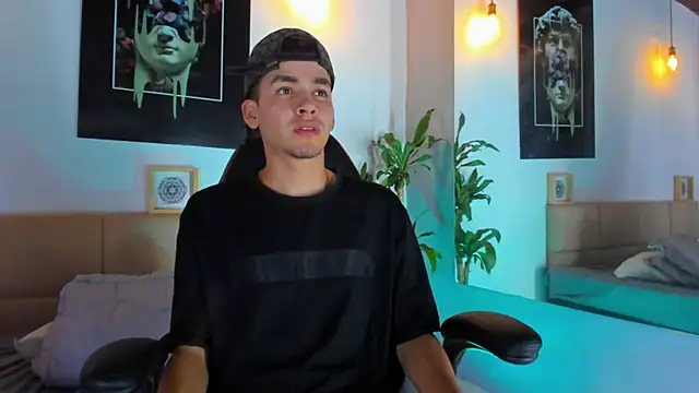 Mike 0233  online show from 12-31-24, 01:19