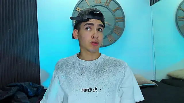 Snapshot of Mike_0233_ chatting on 02-15-25, 08:00 Mike 0233 online show from 02-15-25, 08:00