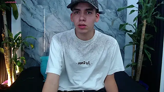 Snapshot of Mike_0233_ chatting on 02-15-25, 11:39 Mike 0233 online show from 02-15-25, 11:39