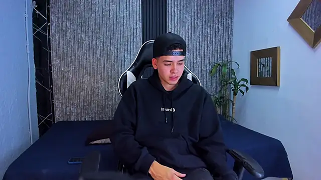 Mike 0233  online show from 10-04-25, 04:32