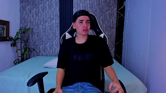 Snapshot of Mike_0233_ chatting on 10-10-25, 04:11 Mike 0233 online show from 10-10-25, 04:11