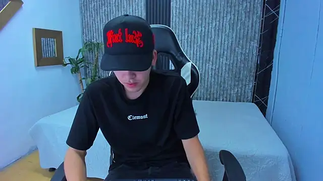 Snapshot of Mike_0233_ chatting on 11-01-25, 04:36 Mike 0233 online show from 11-01-25, 04:36