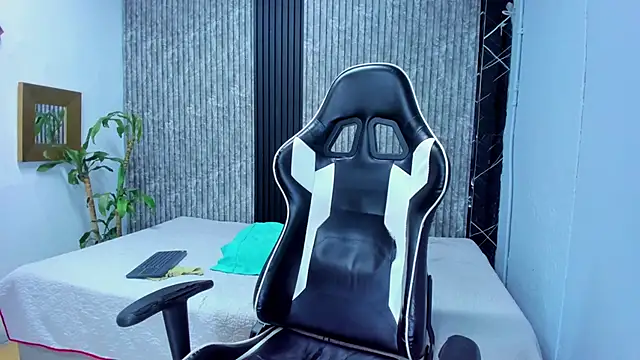 Snapshot of Mike_0233_ chatting on 11-05-25, 05:29 Mike 0233 online show from 11-05-25, 05:29