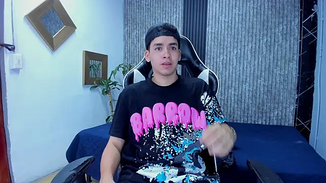 Snapshot of Mike_0233_ chatting on 11-12-25, 04:13 Mike 0233 online show from 11-12-25, 04:13