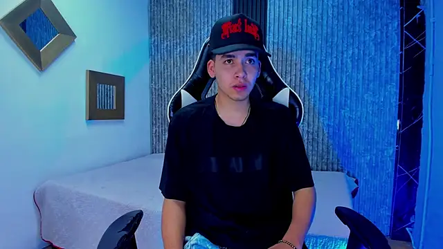 Snapshot of Mike_0233_ chatting on 12-04-25, 04:22 Mike 0233 online show from 12-04-25, 04:22