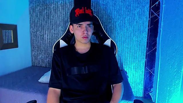 Snapshot of Mike_0233_ chatting on 12-14-25, 04:29 Mike 0233 online show from 12-14-25, 04:29