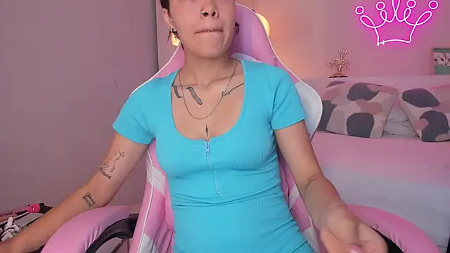 Snapshot of violeth_hill chatting on 01-24-25, 08:11 violeth hill online show from 01-24-25, 08:11