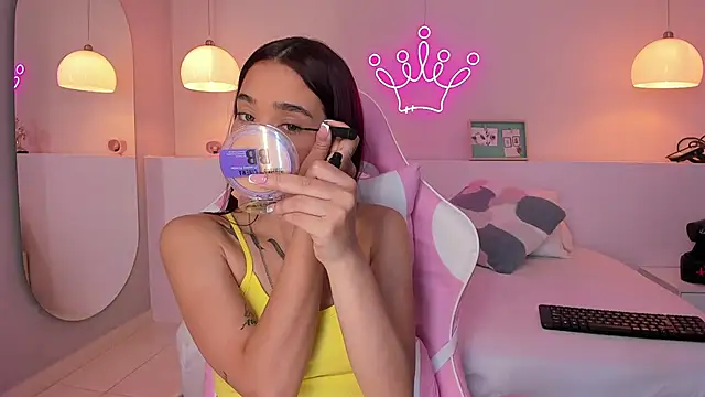 Snapshot of violeth_hill chatting on 01-29-25, 08:25 violeth hill online show from 01-29-25, 08:25