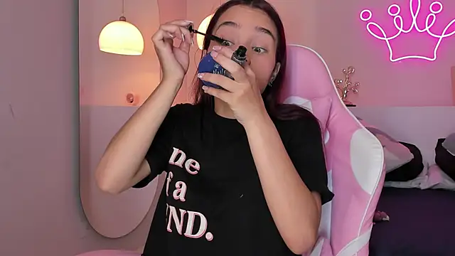 Snapshot of violeth_hill chatting on 02-07-25, 04:06 violeth hill online show from 02-07-25, 04:06