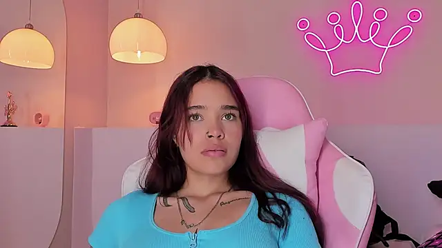 Snapshot of violeth_hill chatting on 02-15-25, 11:36 violeth hill online show from 02-15-25, 11:36