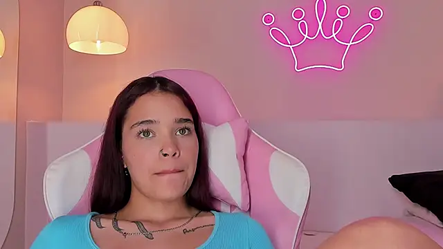 Snapshot of violeth_hill chatting on 02-16-25, 02:42 violeth hill online show from 02-16-25, 02:42