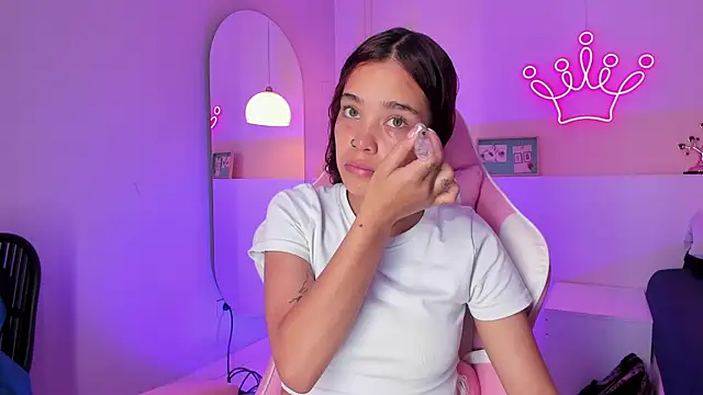 Snapshot of violeth_hill chatting on 02-21-25, 08:16 violeth hill online show from 02-21-25, 08:16