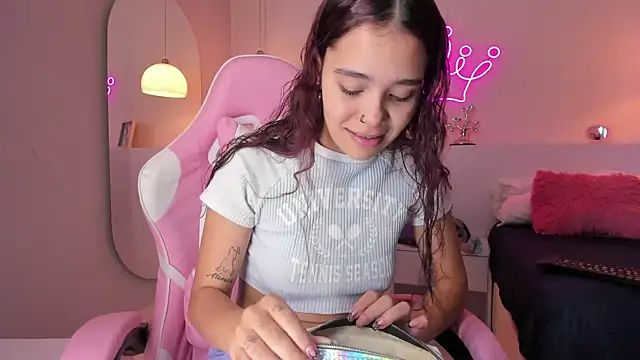 Snapshot of violeth_hill chatting on 03-05-25, 08:00 violeth hill online show from 03-05-25, 08:00