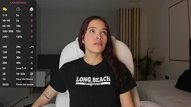 Snapshot of violeth_hill chatting on 03-06-25, 05:33 violeth hill online show from 03-06-25, 05:33