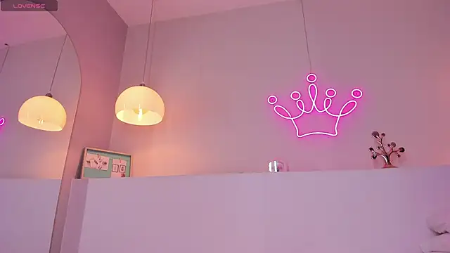 Snapshot of violeth_hill chatting on 10-18-25, 05:35 violeth hill online show from 10-18-25, 05:35