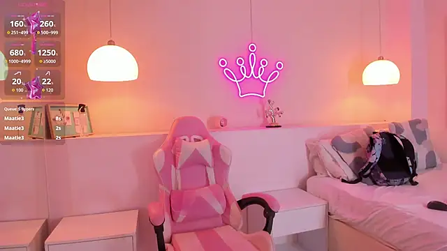 Snapshot of violeth_hill chatting on 10-25-25, 07:19 violeth hill online show from 10-25-25, 07:19