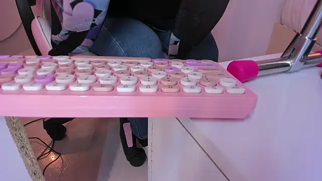 Snapshot of violeth_hill chatting on 11-09-25, 07:12 violeth hill online show from 11-09-25, 07:12