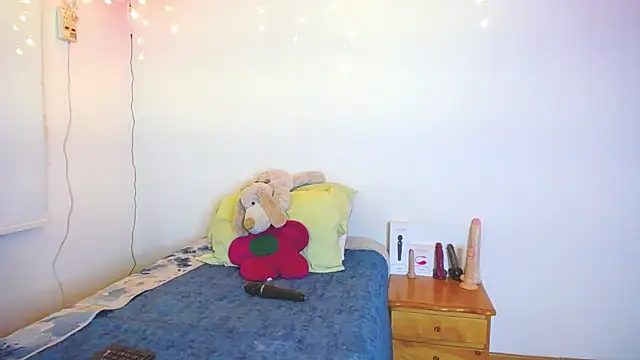 Snapshot of juli05star20 chatting on 02-06-25, 01:27 juli05star20 online show from 02-06-25, 01:27