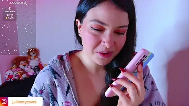 Snapshot of juli05star20 chatting on 11-13-25, 01:37 juli05star20 online show from 11-13-25, 01:37