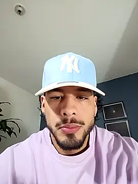 Snapshot of SilvaBranko chatting on 11-17-25, 01:33 SilvaBranko online show from 11-17-25, 01:33