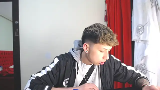 Snapshot of _Thomas_hot_ chatting on 01-08-25, 02:57 Thomas hot online show from 01-08-25, 02:57