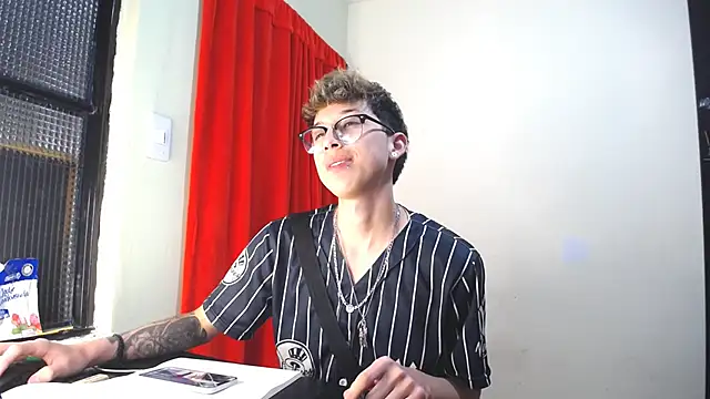 Snapshot of _Thomas_hot_ chatting on 02-04-25, 06:17 Thomas hot online show from 02-04-25, 06:17