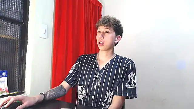 Snapshot of _Thomas_hot_ chatting on 02-04-25, 09:20 Thomas hot online show from 02-04-25, 09:20