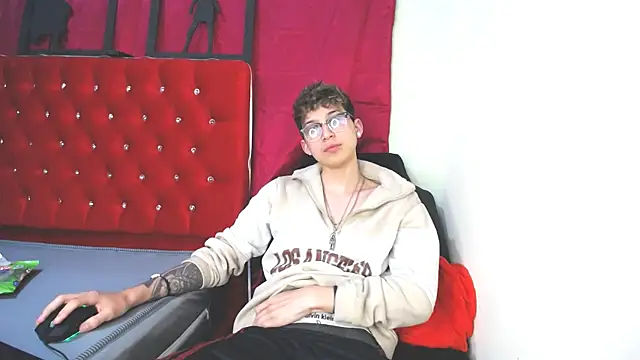  Thomas hot  online show from 02-11-25, 06:44