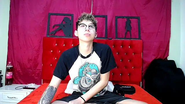 Snapshot of _Thomas_hot_ chatting on 02-13-25, 07:42 Thomas hot online show from 02-13-25, 07:42