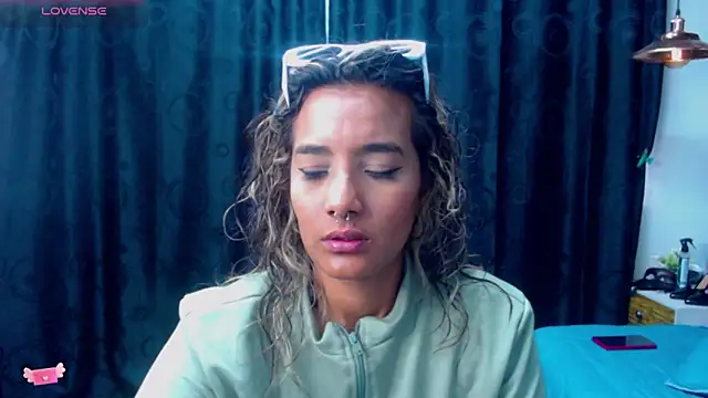 megan collins96 online show from 01-28-25, 07:53