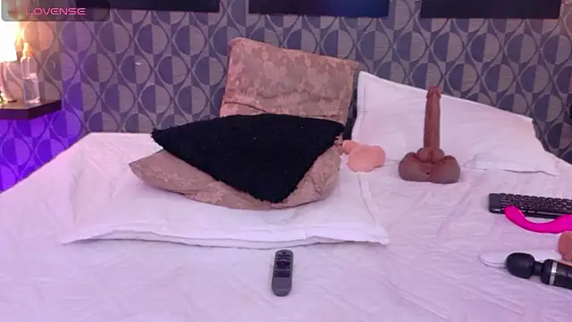 Snapshot of SharomRoss chatting on 02-24-25, 06:26 SharomRoss online show from 02-24-25, 06:26