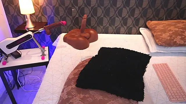 Snapshot of SharomRoss chatting on 10-06-25, 04:15 SharomRoss online show from 10-06-25, 04:15