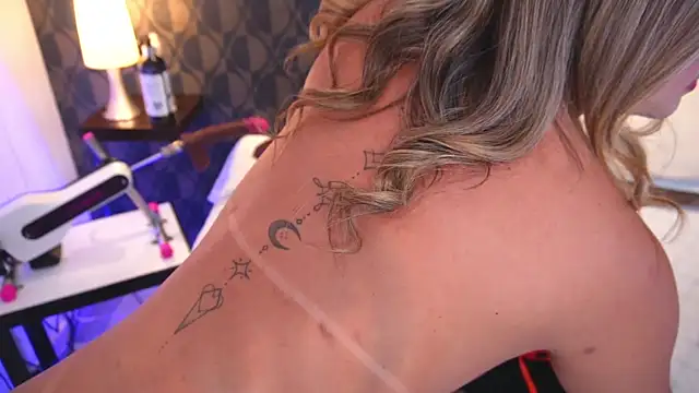 Snapshot of SharomRoss chatting on 11-27-25, 04:53 SharomRoss online show from 11-27-25, 04:53