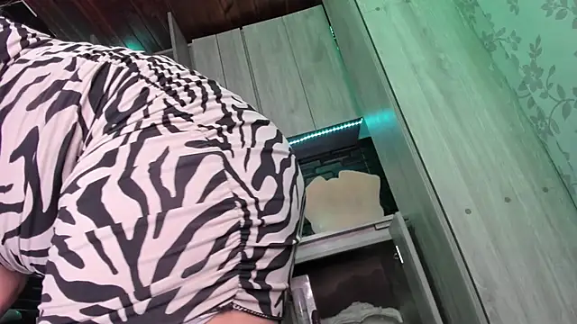 LaureenHills online show from 10-29-25, 04:26