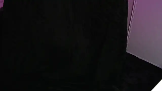 Snapshot of yamira25 chatting on 03-06-25, 12:10 yamira25 online show from 03-06-25, 12:10