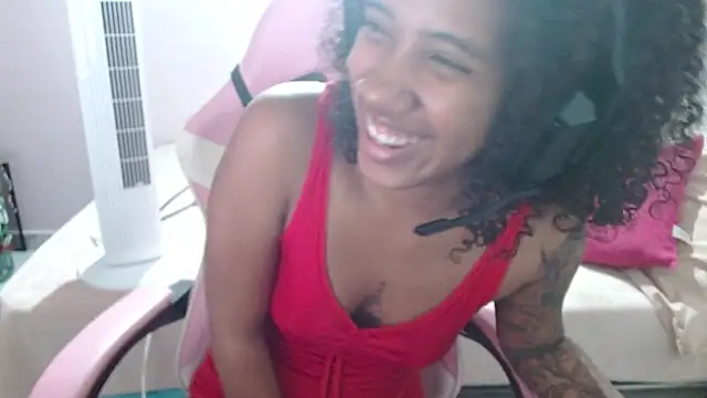 Snapshot of TiffanyRoouse chatting on 01-04-25, 12:37 TiffanyRoouse online show from 01-04-25, 12:37