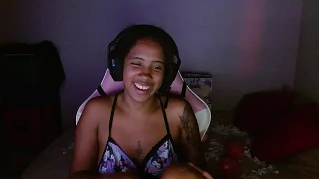 Snapshot of TiffanyRoouse chatting on 02-14-25, 01:02 TiffanyRoouse online show from 02-14-25, 01:02