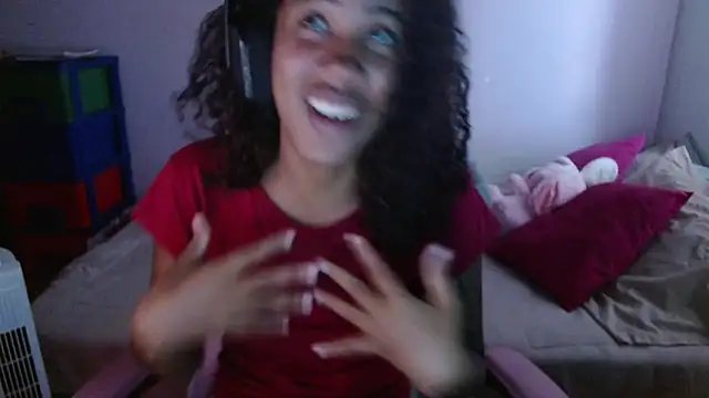 Snapshot of TiffanyRoouse chatting on 02-14-25, 11:09 TiffanyRoouse online show from 02-14-25, 11:09