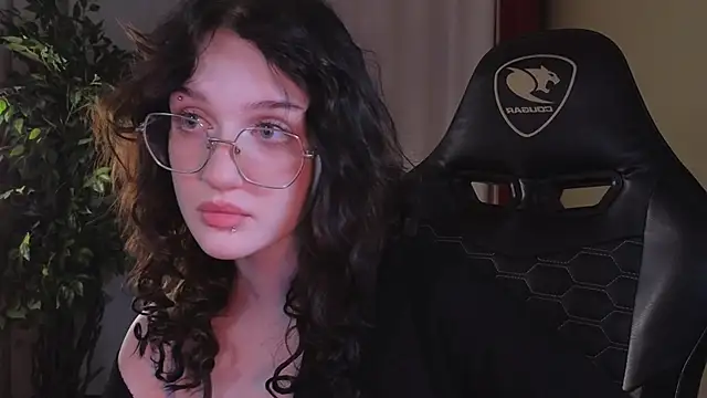 Snapshot of ELLIEJAY chatting on 10-15-25, 05:18 ELLIEJAY online show from 10-15-25, 05:18