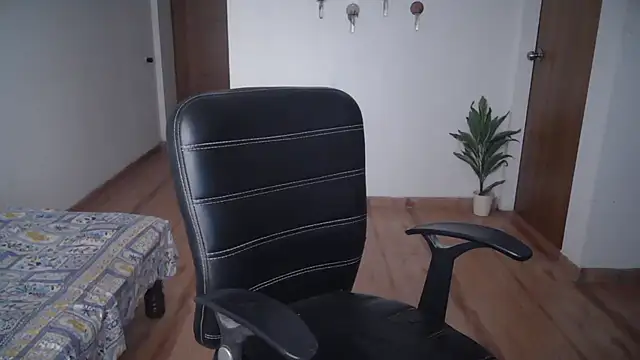 Suzie darling online show from 04-28-26, 02:49