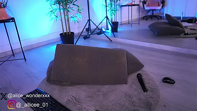 VanessaSimon online show from 03-08-25, 01:14