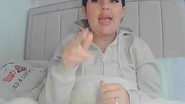 Snapshot of magical_mia chatting on 11-18-25, 02:43 magical mia online show from 11-18-25, 02:43