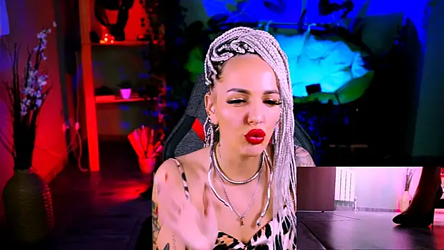 Snapshot of MonicaMaxwel chatting on 02-07-25, 07:27 MonicaMaxwel online show from 02-07-25, 07:27