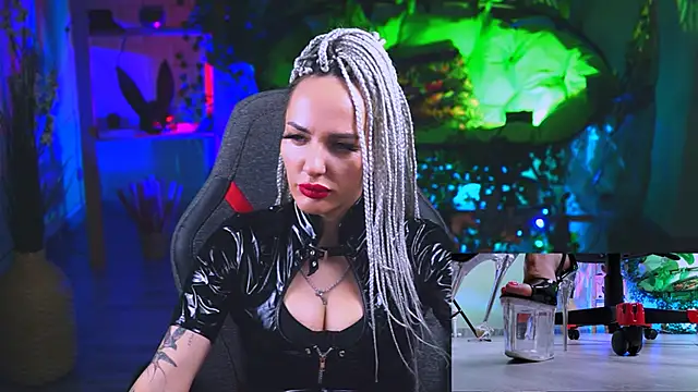 Snapshot of MonicaMaxwel chatting on 03-05-25, 12:11 MonicaMaxwel online show from 03-05-25, 12:11