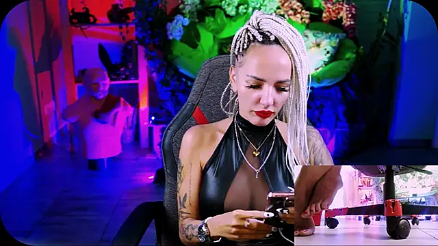 Snapshot of MonicaMaxwel chatting on 09-27-25, 11:15 MonicaMaxwel online show from 09-27-25, 11:15